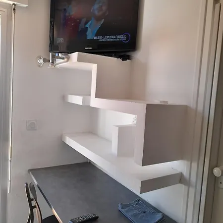 With Beautiful Terrace And Air Conditioning *